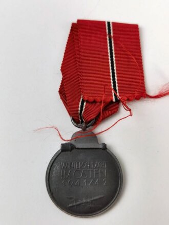 Medaille " Winterschlacht im Osten " am Band, Hersteller 127 im Bandring für " Moritz Hausch A.G., Pforzheim "