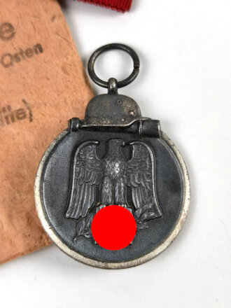 Medaille " Winterschlacht im Osten " mit Hersteller 6 für " Fritz Zimmermann, Stuttgart " in passender Verleihungstüte, diese im guten Zustand