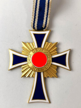 Ehrenkreuz der Deutschen Mutter ( Mutterkreuz ) in Gold an kurzem Band