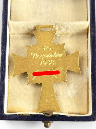 Ehrenkreuz der Deutschen Mutter ( Mutterkreuz ) in Gold im Etui, dieses mit Hersteller Ziemer & Söhne, Oberstein, Etui schließt und öffnet, sehr guter Zustand