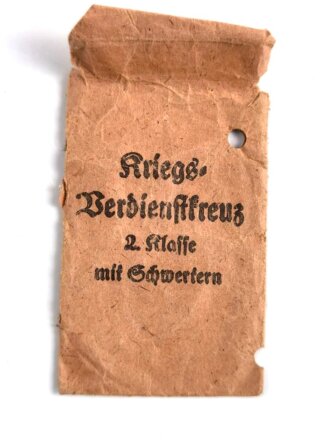 Verleihungstüte zum Kriegsverdienstkreuz 2. Klasse mit Schwertern, Hersteller Emil Peukert, Gablonz, Tüte gelocht und teils eingerissen