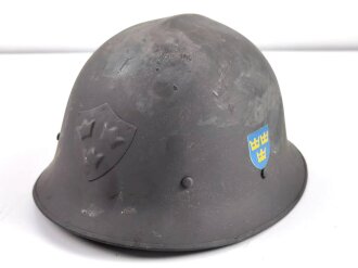 Schweden, Stahlhelm M21/26. Von der schwedischen Armee überlackiertes Stück in gutem Gesamtzustand