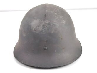 Schweden, Stahlhelm M21/26. Von der schwedischen Armee überlackiertes Stück in gutem Gesamtzustand