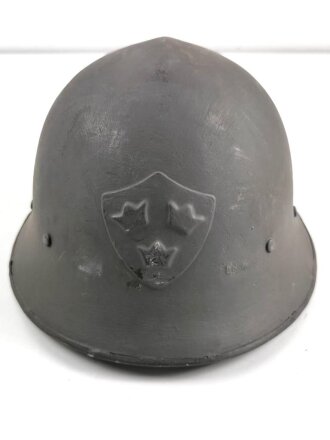 Schweden, Stahlhelm M21/26. Von der schwedischen Armee überlackiertes Stück in gutem Gesamtzustand