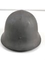 Schweden, Stahlhelm M21/26. Von der schwedischen Armee überlackiertes Stück in gutem Gesamtzustand