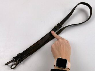 Trageriemen Wehrmacht für zum Beispiel Leuchtpistolentasche, Nachrichtentasche. Ungereinigtes Stück, Länge 104cm, Leder angetrocknet und an einer Stelle angebrochen