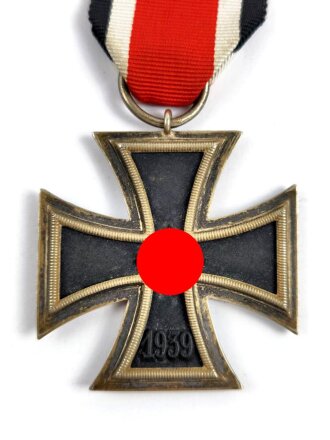 Eisernes Kreuz 2. Klasse 1939 am Band, Hakenkreuz minimal berieben, sonst guter Zustand