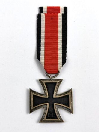 Eisernes Kreuz 2. Klasse 1939 am Band, Hakenkreuz minimal berieben, sonst guter Zustand