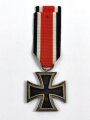 Eisernes Kreuz 2. Klasse 1939 am Band, Hakenkreuz minimal berieben, sonst guter Zustand