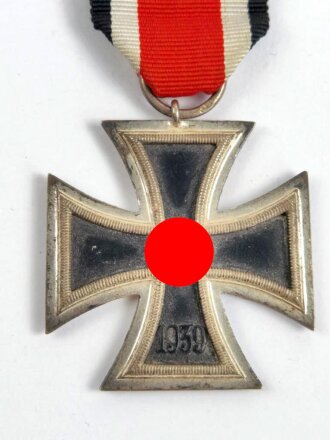 Eisernes Kreuz 2. Klasse 1939 am Band, Hersteller " 13 " im Bandring für " Gustav Brehmer, Markneukirchen ", Hakenkreuz mit voller Schwärzung, Zargen noch teils frostig versilbert