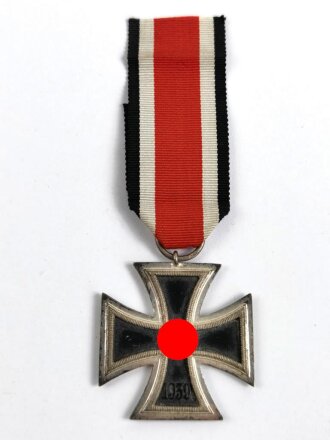 Eisernes Kreuz 2. Klasse 1939 am Band, Hersteller " 13 " im Bandring für " Gustav Brehmer, Markneukirchen ", Hakenkreuz mit voller Schwärzung, Zargen noch teils frostig versilbert