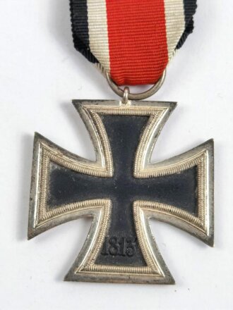 Eisernes Kreuz 2. Klasse 1939 am Band, Hersteller " 13 " im Bandring für " Gustav Brehmer, Markneukirchen ", Hakenkreuz mit voller Schwärzung, Zargen noch teils frostig versilbert