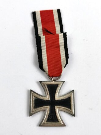 Eisernes Kreuz 2. Klasse 1939 am Band, Hersteller " 13 " im Bandring für " Gustav Brehmer, Markneukirchen ", Hakenkreuz mit voller Schwärzung, Zargen noch teils frostig versilbert