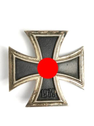 Eisernes Kreuz 1. Klasse 1939, auf der Rückseite mit Herstellermarkierung, diese aber nicht lesbar, vermutlich eine "3" für Deumer, Hakenkreuz mit voller Schwärzung, magnetisch