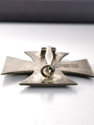 Eisernes Kreuz 1. Klasse 1939, auf der Rückseite mit Herstellermarkierung, diese aber nicht lesbar, vermutlich eine "3" für Deumer, Hakenkreuz mit voller Schwärzung, magnetisch