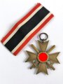 Kriegsverdienstkreuz 2. Klasse 1939 mit Schwertern mit langem Bnd, Hersteller " 110 " im Bandring für " Otto Zappe, Gablonz ", Buntmetall