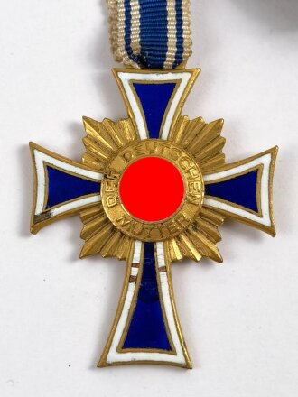 Ehrenkreuz der Deutschen Mutter ( Mutterkreuz ) in Gold am Band, Emaille am linken Kreuzarm defekt und am unteren Kreuzarm, Hakenkreuz ohne Schäden