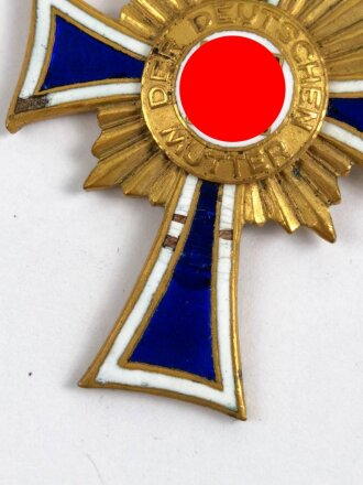 Ehrenkreuz der Deutschen Mutter ( Mutterkreuz ) in Gold am Band, Emaille am linken Kreuzarm defekt und am unteren Kreuzarm, Hakenkreuz ohne Schäden