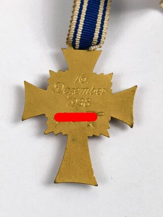 Ehrenkreuz der Deutschen Mutter ( Mutterkreuz ) in Gold am Band, Emaille am linken Kreuzarm defekt und am unteren Kreuzarm, Hakenkreuz ohne Schäden