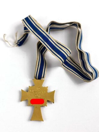 Ehrenkreuz der Deutschen Mutter ( Mutterkreuz ) in Gold am Band, Emaille am linken Kreuzarm defekt und am unteren Kreuzarm, Hakenkreuz ohne Schäden