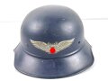 Stahlhelm Luftschutz, wohl ungetragenes Stück in gutem Zustand, das Emblem vollständig erhalten. Eine Niete fehlt