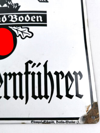 Emailschild Reichsnährstand "Ortsbauernführer " Maße 35 x 39cm. An den Ecken leicht beschädigt, sonst guter Zustand.Originales Schild , direkt aus Privathaushalt