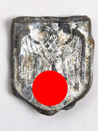 Adlerschild zum Tropenhelm der Wehrmacht. Ungereinigter Bodenfund