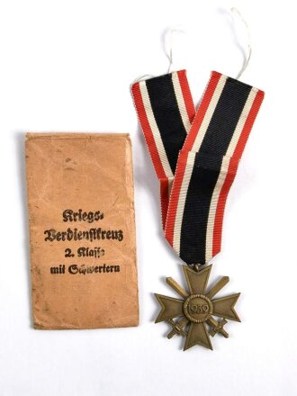 Kriegsverdienstkreuz 2. Klasse mit Schwertern am Band mit Verleihungstüte, diese mit Hersteller " Eugen Schmidhäussler, Pforzheim, Tüte im guten Zustand