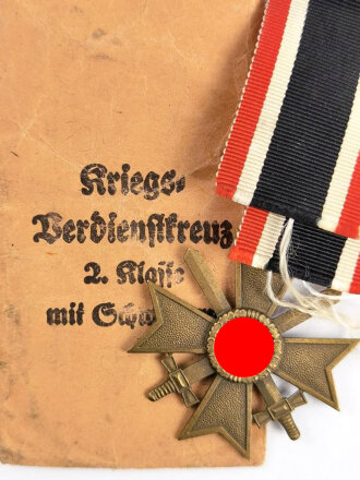 Kriegsverdienstkreuz 2. Klasse mit Schwertern am Band mit Verleihungstüte, diese mit Hersteller " Eugen Schmidhäussler, Pforzheim, Tüte im guten Zustand