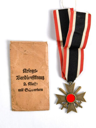 Kriegsverdienstkreuz 2. Klasse mit Schwertern am Band mit Verleihungstüte, diese mit Hersteller " Eugen Schmidhäussler, Pforzheim, Tüte im guten Zustand