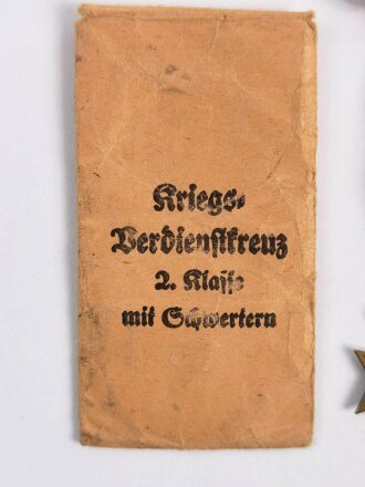 Kriegsverdienstkreuz 2. Klasse mit Schwertern am Band mit Verleihungstüte, diese mit Hersteller " Eugen Schmidhäussler, Pforzheim, Tüte im guten Zustand