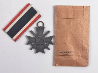 Kriegsverdienstkreuz 2. Klasse mit Schwertern mit Band und Verleihungstüte, Hersteller 127 im Bandring wie auf der Tüte für " Moritz Hausch A.G., Pforzheim " sehr guter Zustand