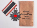 Kriegsverdienstkreuz 2. Klasse mit Schwertern mit Band und Verleihungstüte, Hersteller 127 im Bandring wie auf der Tüte für " Moritz Hausch A.G., Pforzheim " sehr guter Zustand