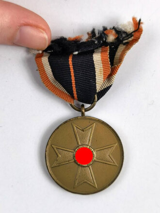 Kriegsverdienstmedaille 1939 am kurzen orangenen Band