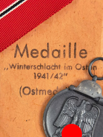 Medaille " Winterschlacht im Osten " mit Verleihungstüte, Hersteller 93 im Bandring für " Richard Simm & Söhne, Gablonz " zugehörigeTüte