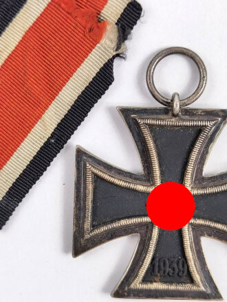 Eisernes Kreuz 2. Klasse 1939 mit Bandabschnitt, magnetisch, Hakenkreuz mit voller Schwärzung