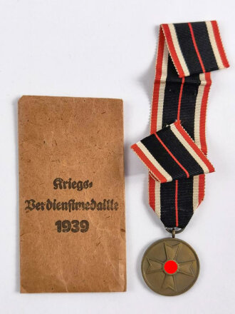 Kriegsverdienstmedaille 1939 am Band mit Verleihungstüte, Hersteller Arno wallpach, Salzburg, sehr guter Zustand