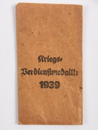 Kriegsverdienstmedaille 1939 am Band mit Verleihungstüte, Hersteller Arno wallpach, Salzburg, sehr guter Zustand