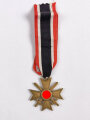 Kriegsverdienstkreuz 2. Klasse 1939 mit Schwertern am Band, dieses in der Mitte vernäht, Hersteller 95 im Bandring für " Adolf Scholze ", Buntmetall