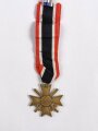 Kriegsverdienstkreuz 2. Klasse 1939 mit Schwertern am Band, dieses in der Mitte vernäht, Hersteller 95 im Bandring für " Adolf Scholze ", Buntmetall