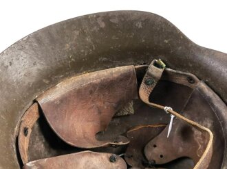 Spanien, Stahlhelm M42. Originallack und Innenfutter, ungereinigtes Stück