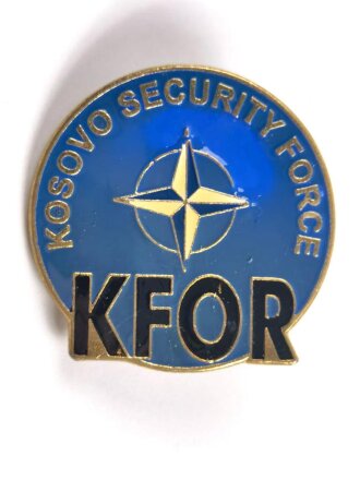 NATO, Abzeichen/ Pin " Kosovo Security Force KFOR " Rückseitig mit Kleberesten, Durchmesser 39 mm