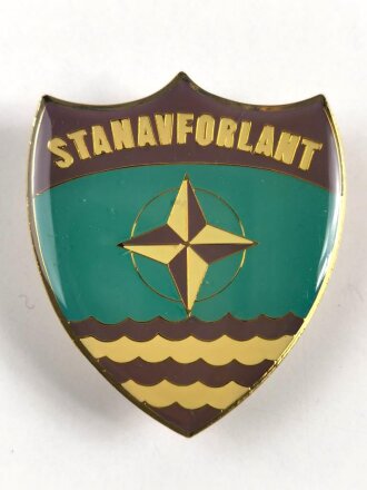 NATO, Metallabzeichen " Stanavforlant/ Standing Naval Forces Atlantic " Gesamthöhe 45 mm