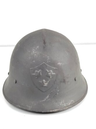 Schweden, Stahlhelm M21/26. Von der schwedischen Armee überlackiertes Stück in gutem Gesamtzustand