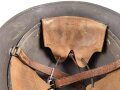 Schweden, Stahlhelm M21/26. Von der schwedischen Armee überlackiertes Stück in gutem Gesamtzustand