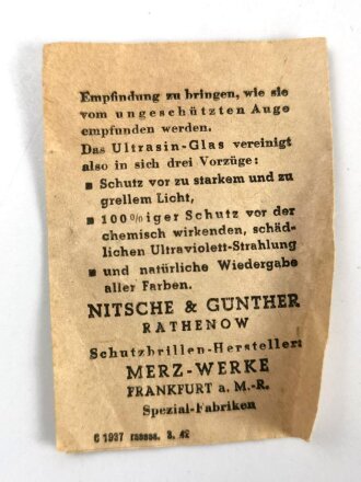 Allgemeine Schutzbrille Wehrmacht in Kunstlederhülle, ungetragenes Stück mit dunklen Ultrasin Gläsern, Beizettel von 1942 innliegend