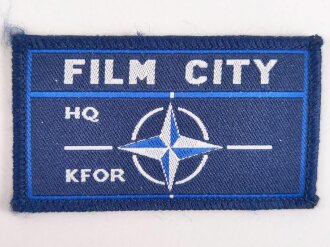 NATO, Ärmelabzeichen " Film City HQ KFOR ", Rückseitig mit Kleberesten