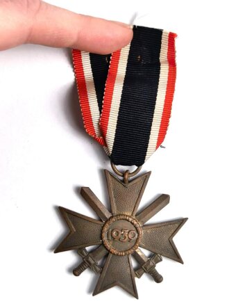 Kriegsverdienstkreuz 2. Klasse 1939 mit Schwertern am Band, Buntmetall