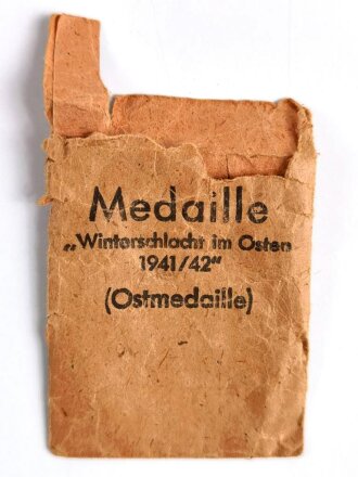 Verleihungstüte zum Medaille Winterschlacht im Osten, oberer Teil fehlt und linke Seite eingerissen , Rückseitig mit Hersteller " Arno Wallpach, Metallwarenfabrik Salzburhg "