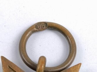 Kriegsverdienstkreuz 2. Klasse 1939 mit Schwertern, Hersteller 85 im Bandring für " Julius Pietsch, Gablonz " mit langem Bandabschnitt, Buntmetall